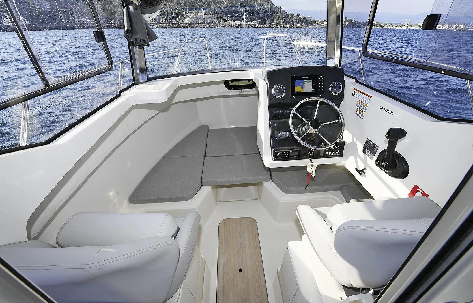 slider 4 Quicksilver Captur 625 Pilothouse